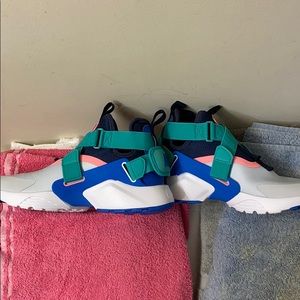 Nike Huarache City (GS) 7Y (sz 8.5 Women)